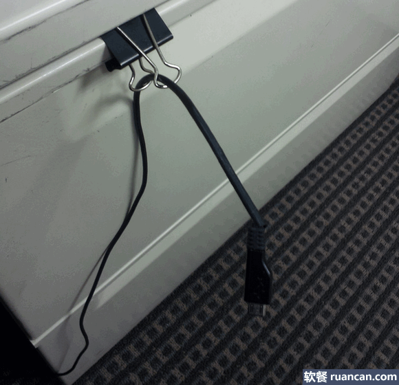 用长尾夹固定数据线