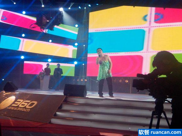 吊带性感? 丝男出场献唱