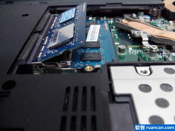 内存条需倾斜插入