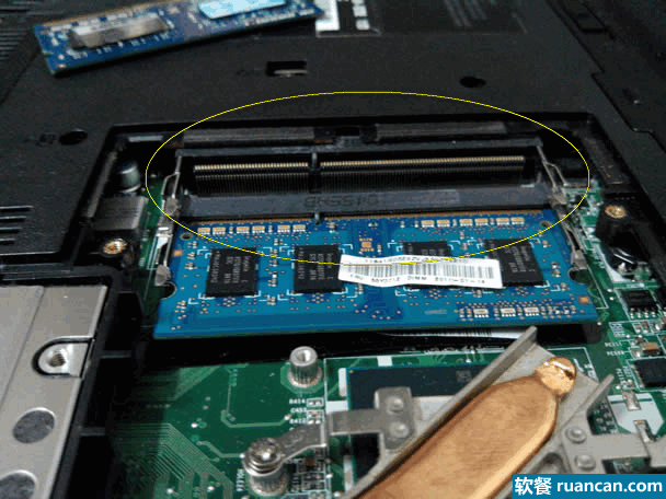 新内存条的插入位置