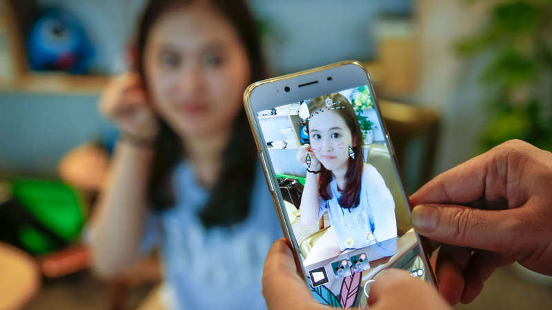 官媒：短视频网红成名的背后