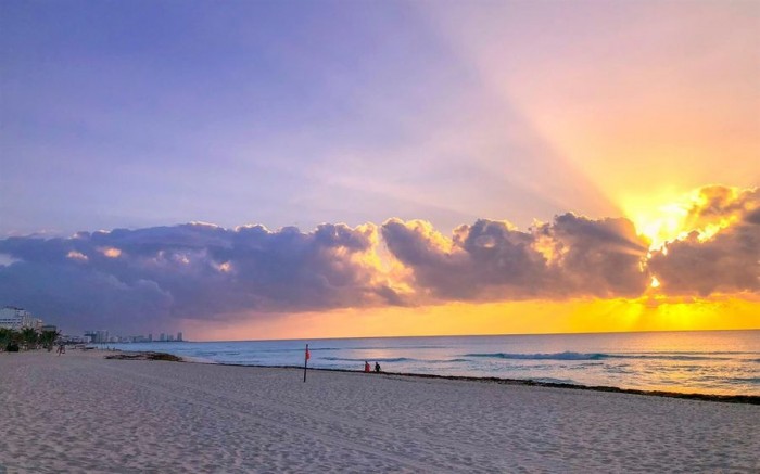 微软发布Beach Glow 4k壁纸包：领略海滩美景