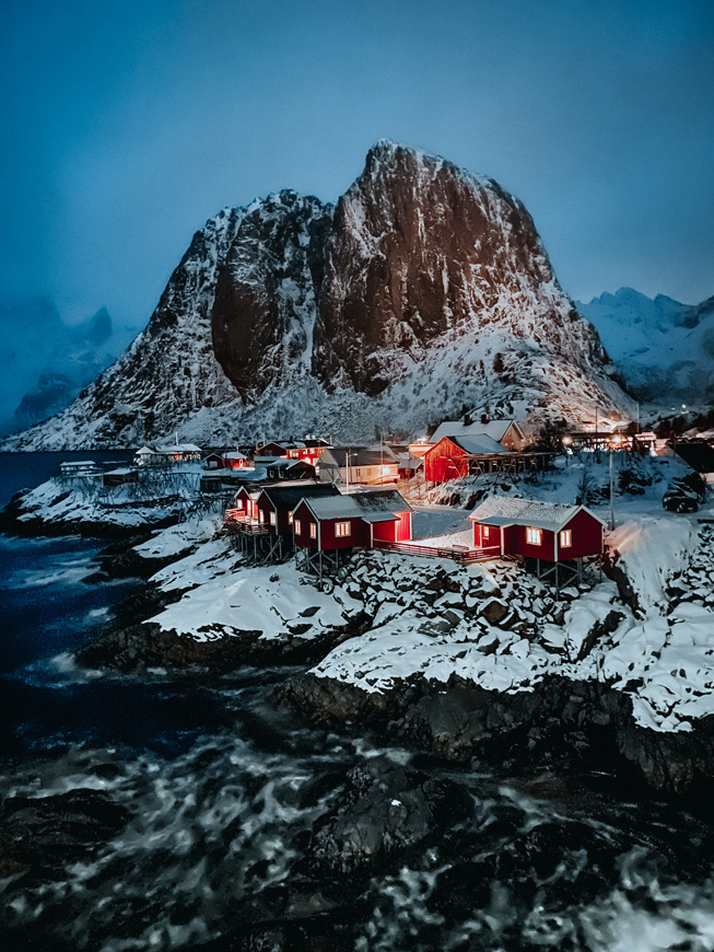 红色小屋的小村庄在海旁边的，在他们之后的一座多雪的山。