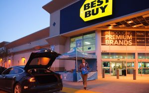 百思买宣布关闭所有零售店，转向路边取货