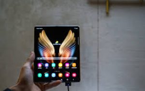 三星W21 5G可折叠手机发布：售价2万元