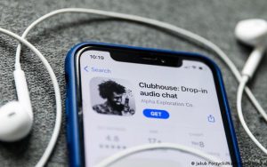 Clubhouse短暂推出文本私信功能，旋即又撤回