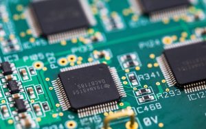 全球芯片荒将持续到明年底，多家厂商持谨慎态度