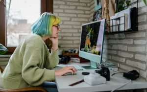 [图] 尴尬：微软员工发推时误将iMac当Windows设备