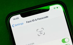 iOS 16新功能：横向使用iPhone时也能用Face ID解锁手机