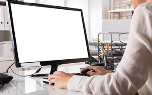 疫情、战争和通胀交织，全球PC 出货量将下降 8.2%