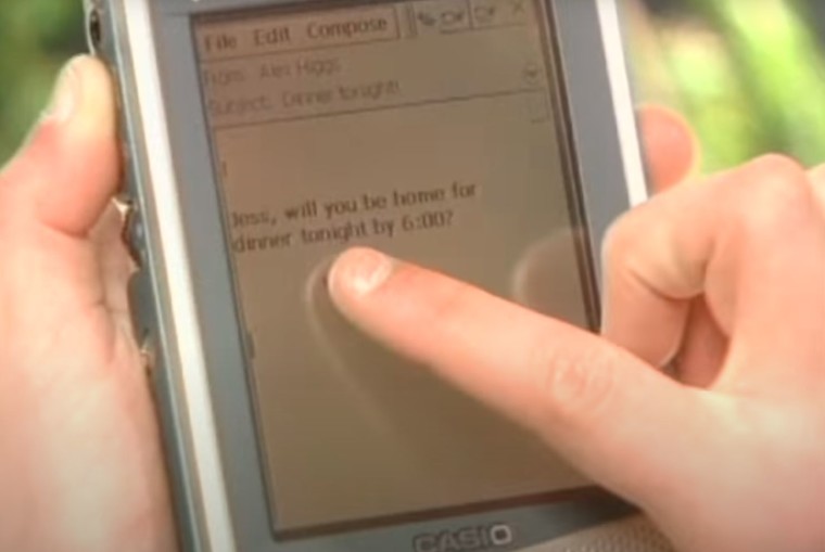 一段拍摄于1999年的视频，展示了微软对未来智能家居的畅想
